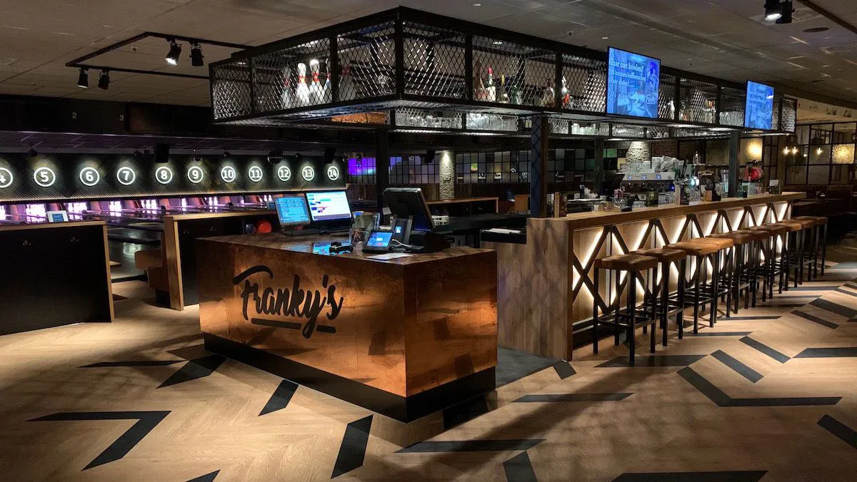 De bowlingbanen en bar van Franky's Bowling in Leiderdorp