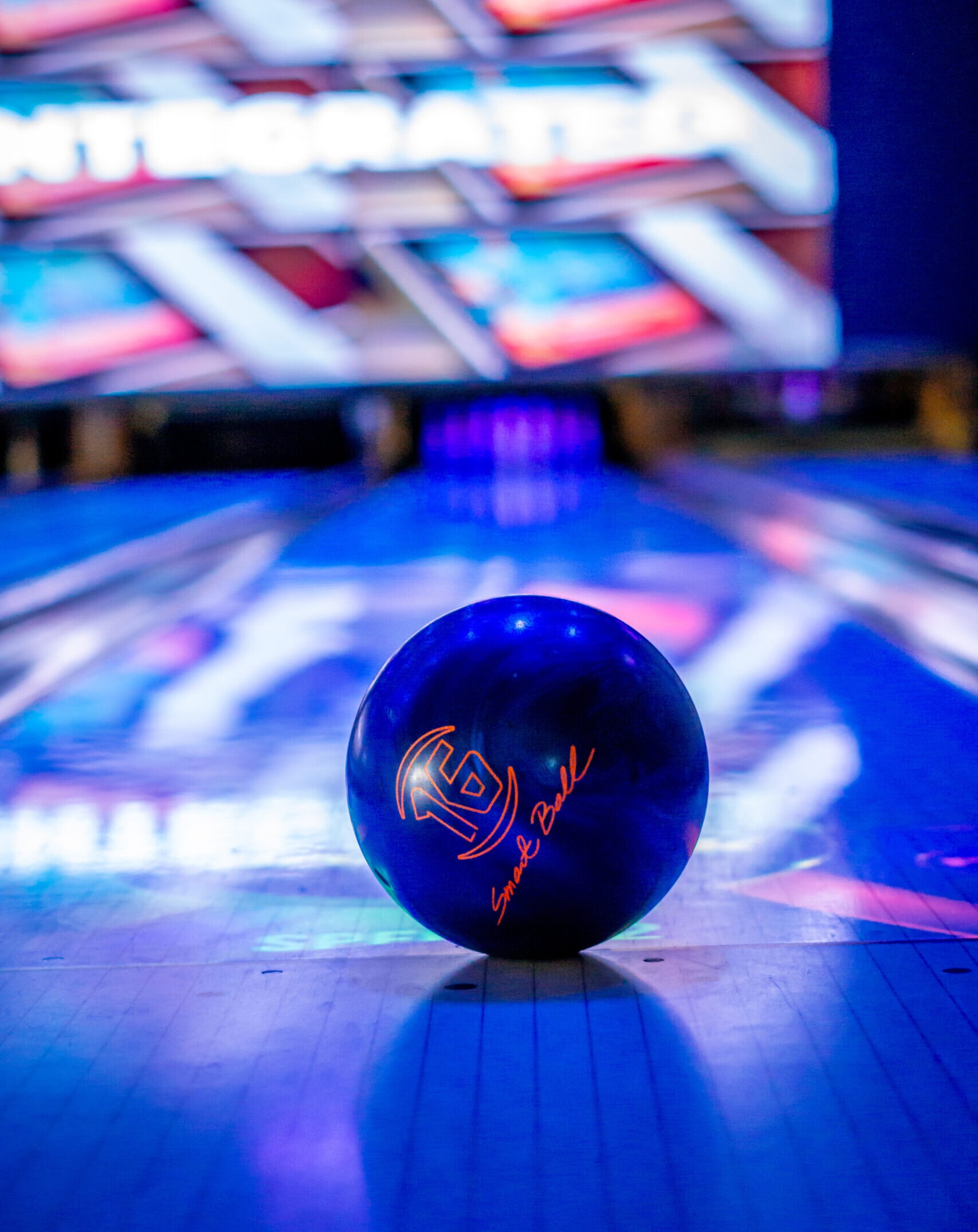 Een verlichte bowlingbaan bij Bowling Almere