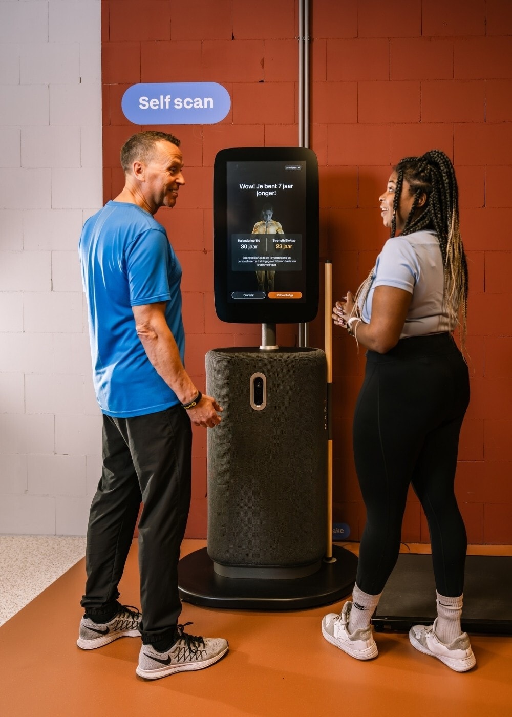 Leden bij de self-scan zuil van Circle Fit